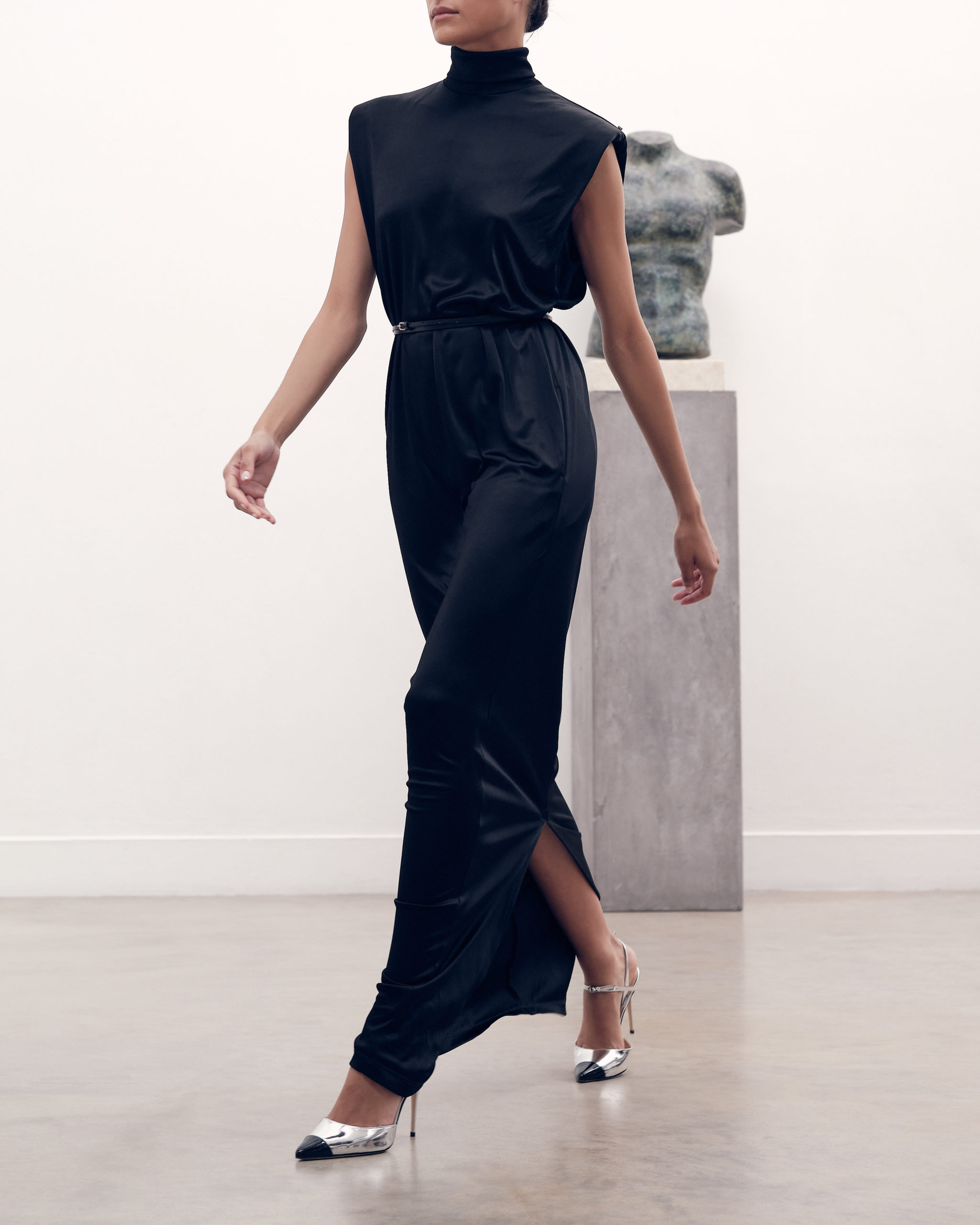 JC FW24 Campaign_VITTORIO_85 SILVER_REFLEX_BLACK PATENT TOE CAP